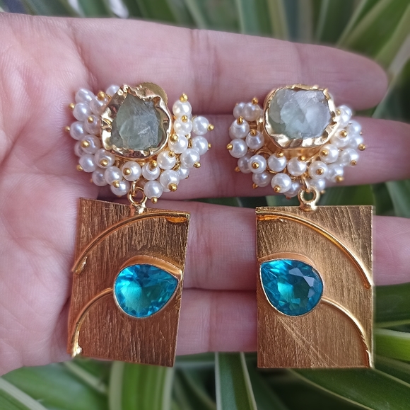 Very beautiful handmade gold plated stone studded drop earrings - Picture 3 of 9